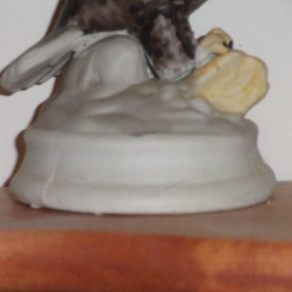 Vintage Bisque Ceramic/Porcelain Bald Eagle Standing On A Log Figurine Statue - Picture 12 of 13